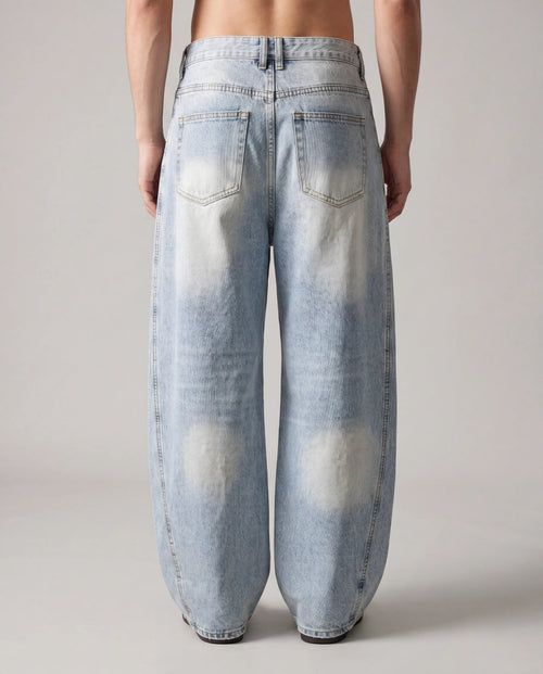 NO NOISE Barrel Denim on model, back view