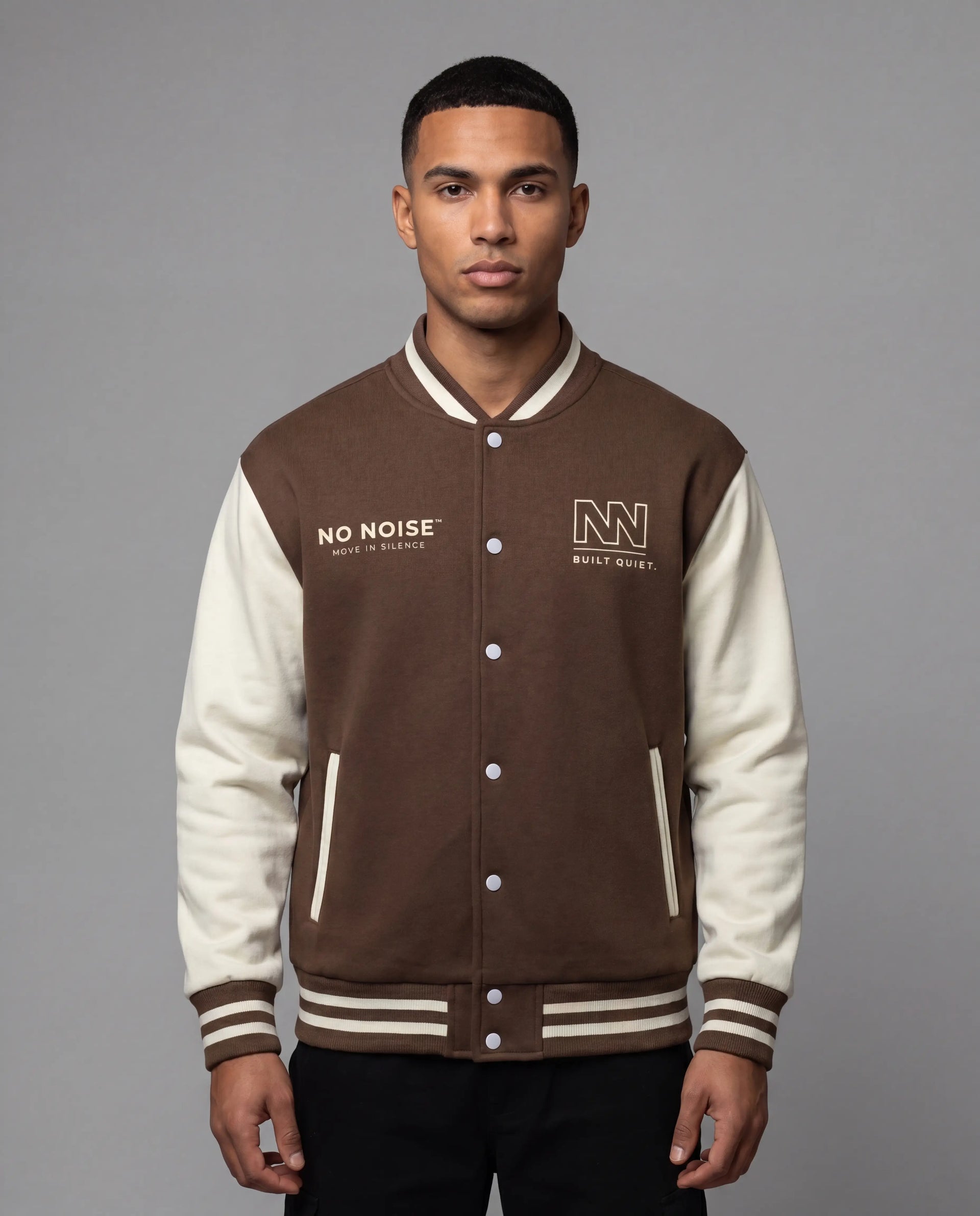 NO NOISE Club Jacket Brown on model, front view